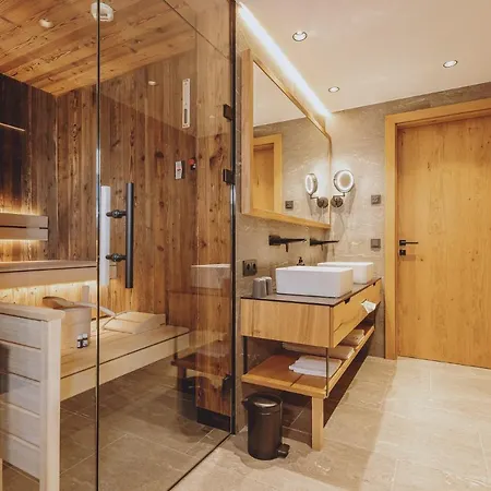 Zaglgut Premium Hotel & Chalets, Zell Am See-Kaprun - Wellness & Infinity Pool, Air Conditioning, Panoramic Views & Summer Card Included 4* Kaprun