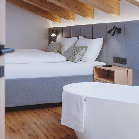 Hotel Zaglgut Premium Hotel & Chalets, Zell Am See-Kaprun - Wellness & Infinity Pool, Air Conditioning, Panoramic Views & Summer Card Included 4*