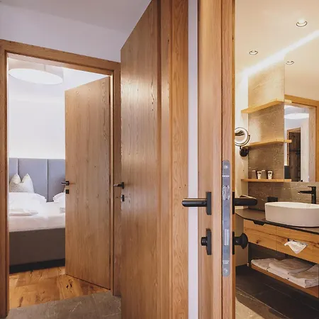 Zaglgut Premium Hotel & Chalets, Zell Am See-Kaprun - Wellness & Infinity Pool, Air Conditioning, Panoramic Views & Summer Card Included 4* Kaprun